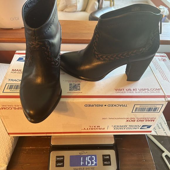 UGG black Charlotte ankle booties brown leather size 6 - Picture 11 of 11